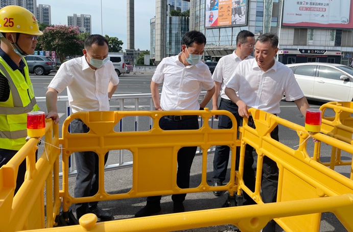 市政公用集團(tuán)黨委副書記總經(jīng)理萬義輝到南昌市窨井蓋專項(xiàng)整治項(xiàng)目現(xiàn)場(chǎng)檢查指導(dǎo)