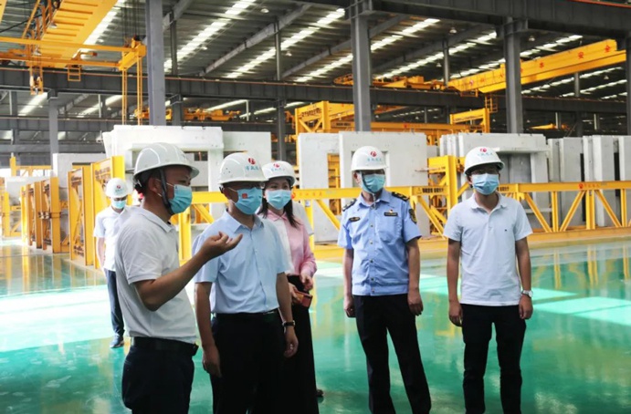 南昌縣委常委、組織部部長鄔春華到市政遠大公司進行安全例行檢查