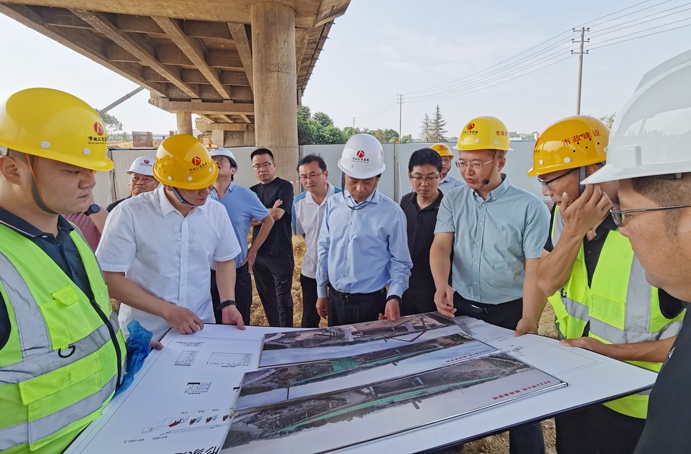 市政公用集團(tuán)黨委副書(shū)記總經(jīng)理萬(wàn)義輝到S49楓生快速提升改造工程檢查慰問(wèn)