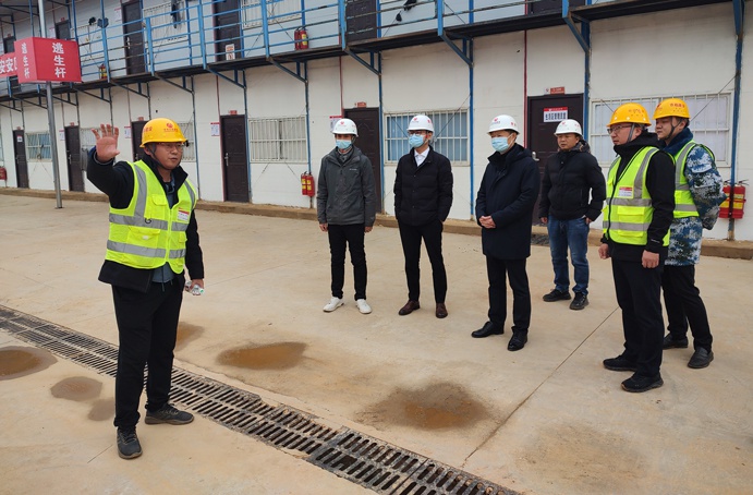 市政公用集團(tuán)安監(jiān)部部長(zhǎng)助理謝寶瓊到市政公用城三期項(xiàng)目檢查指導(dǎo)