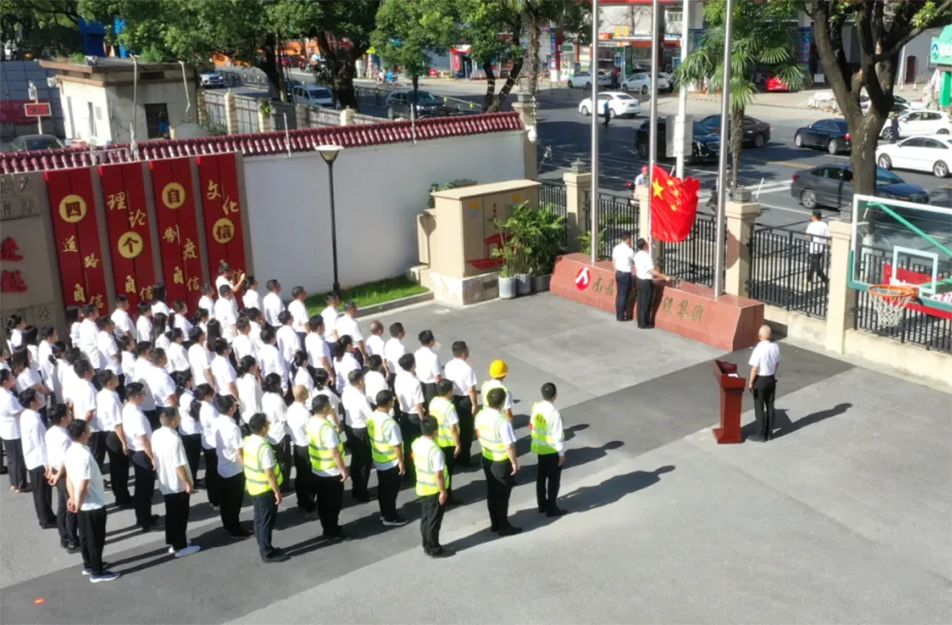 南昌市政建設(shè)集團(tuán)黨員突擊隊(duì)授旗儀式 推進(jìn)老城區(qū)燃?xì)庠O(shè)施更新改造