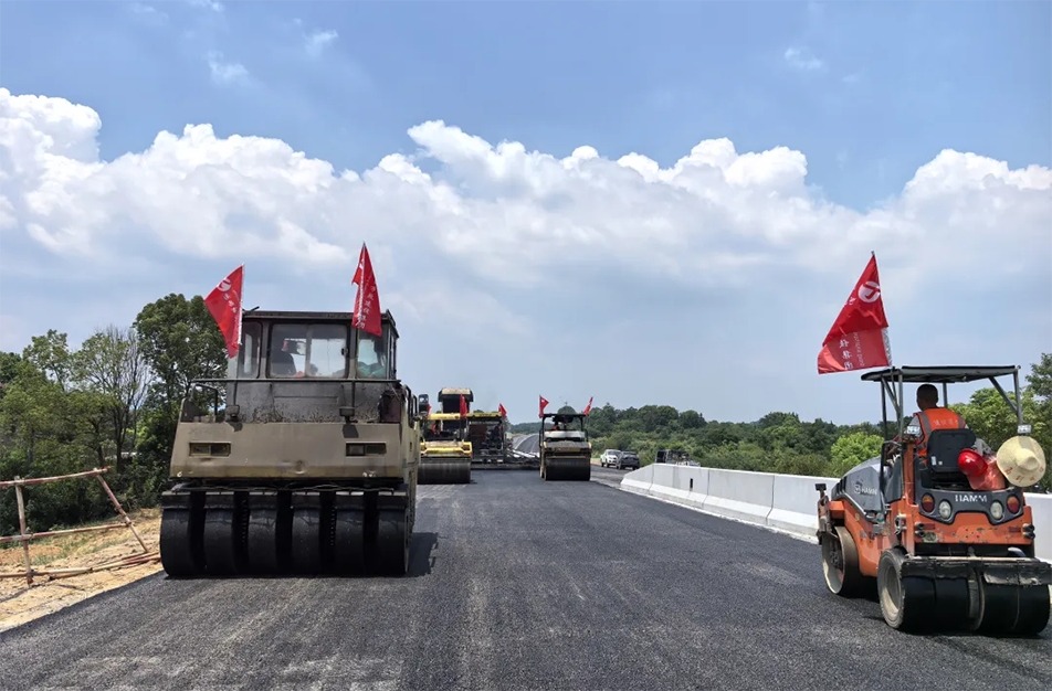 南昌云翔大道項目啟動首段底層瀝青攤鋪 投入21臺機械攻堅關鍵節(jié)點