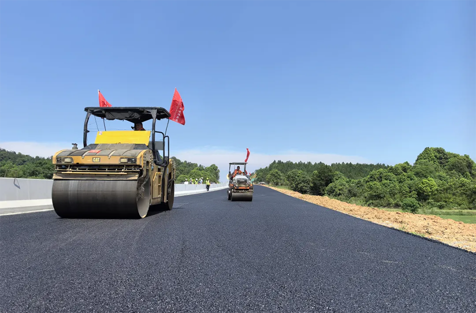 南昌云翔大道項目啟動首段底層瀝青攤鋪 投入21臺機械攻堅關鍵節(jié)點